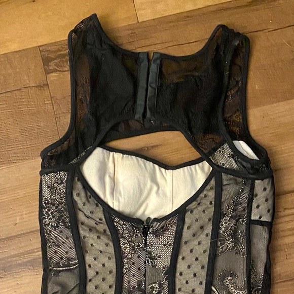 Lace covered dress - Picture 3 of 3